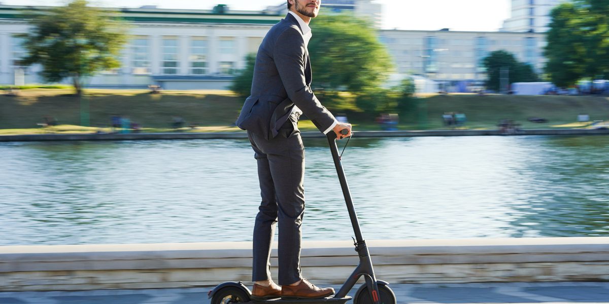 attraversare la città in monopattino